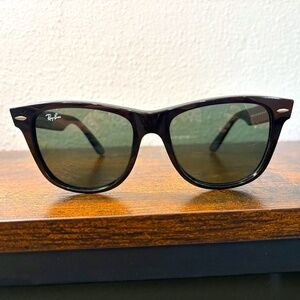 Ray-Ban New Wayfarer Classic sunglasses (RB2140). Black frame/green lenses